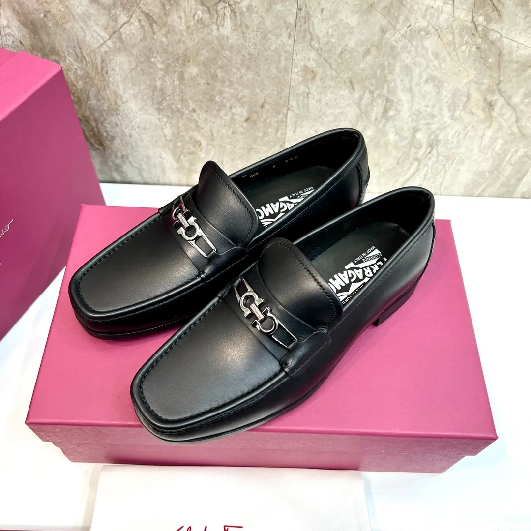 Original quality P780 Brand: Ferragamo Standard size: Men's size 39–44 (38.45 can be customized) Grade: Same style as the official website High-quality men's shoes Material: Customized first-layer calfskin with water-dyed cowhide lining Cowhide tiptoe Original non-slip and wear-resistant rubber outsole Style category: Men's formal business leather shoes are young and fashionable European and American trends British style Casual matching and comfortable feet Color: actual picture